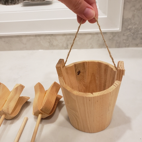 7 wooden tulips and wooden bucket with 9 acrylic 2 fl oz colours - Picture 4 of 9